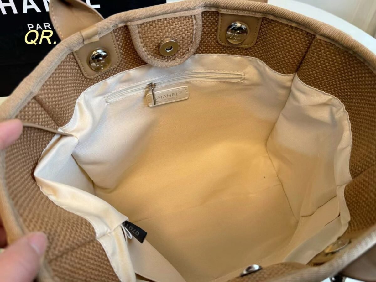 ⁦حقيبة شاطئ شانيل الجديدة من قماش الدنيم⁩ - الصورة ⁦9⁩