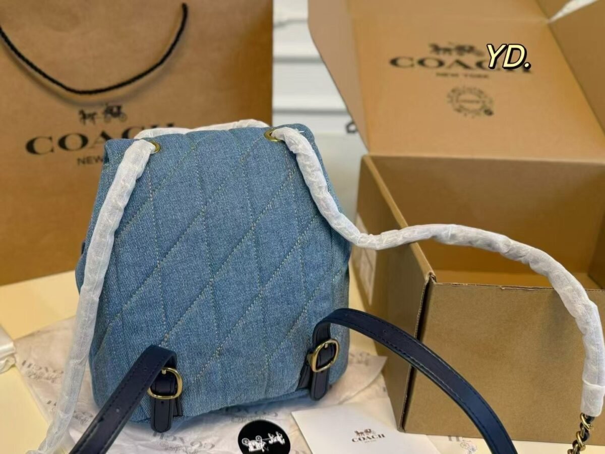 ⁦حقيبة ظهر كوتش الجديدة من الدنيم⁩ - الصورة ⁦3⁩