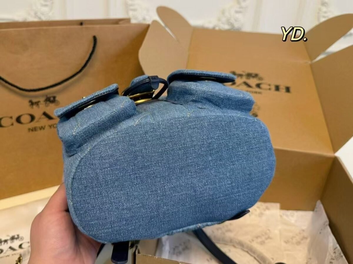 ⁦حقيبة ظهر كوتش الجديدة من الدنيم⁩ - الصورة ⁦7⁩