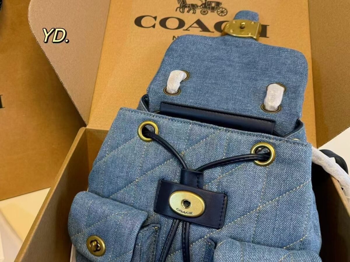 ⁦حقيبة ظهر كوتش الجديدة من الدنيم⁩ - الصورة ⁦8⁩