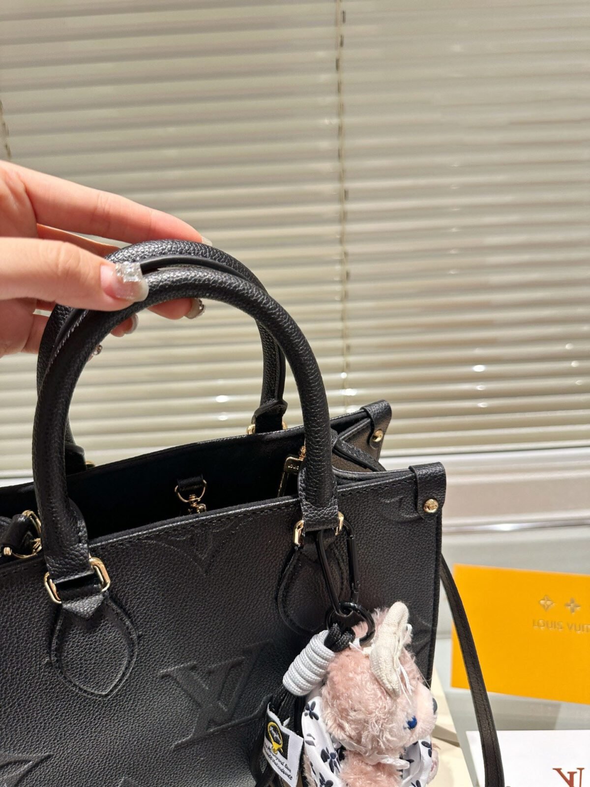 ⁦حقيبة Louis Vuitton Onthego الأنيقة⁩ - الصورة ⁦2⁩