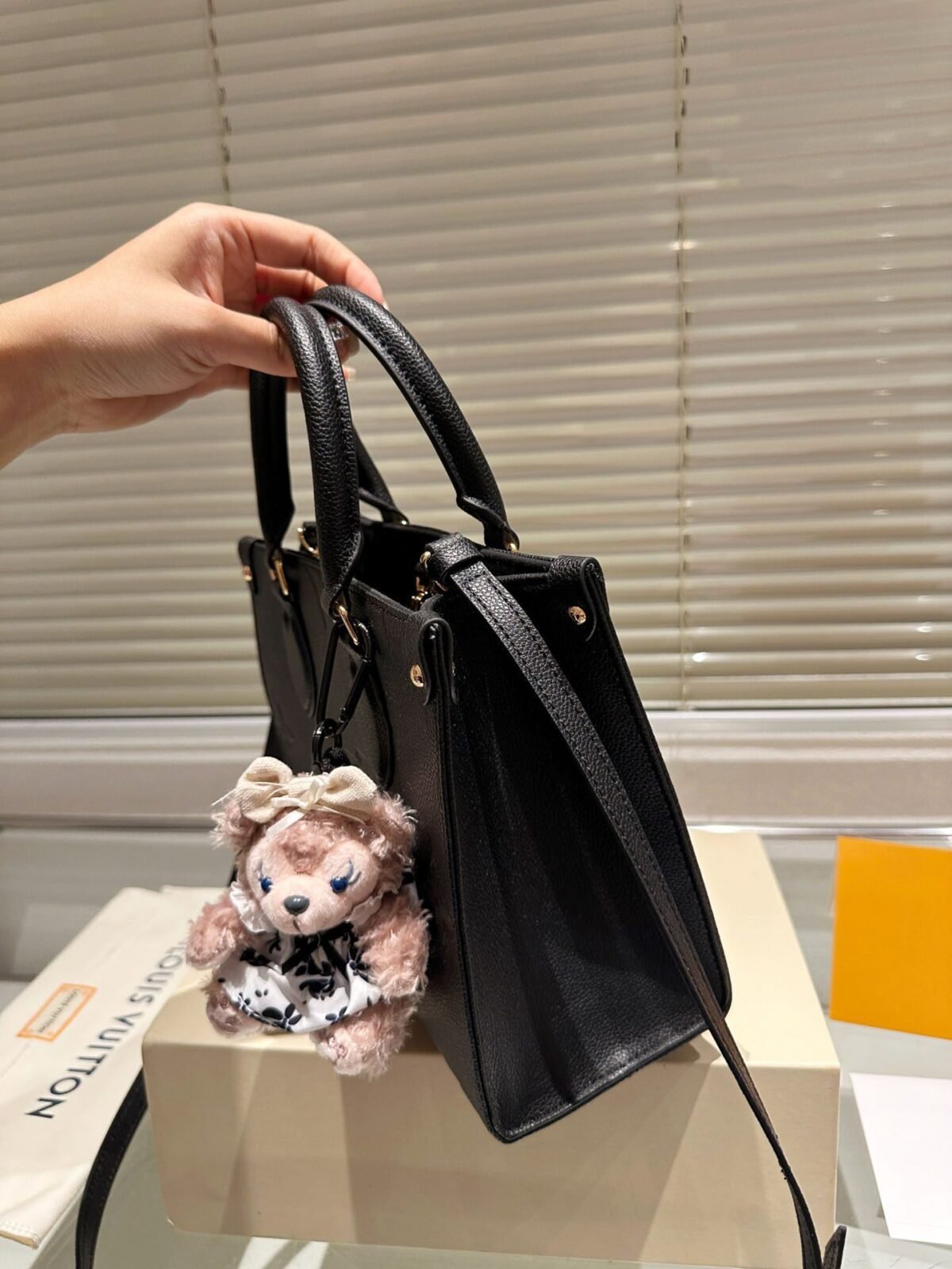 ⁦حقيبة Louis Vuitton Onthego الأنيقة⁩ - الصورة ⁦4⁩