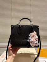 ⁦حقيبة Louis Vuitton Onthego الأنيقة⁩ - الصورة ⁦5⁩