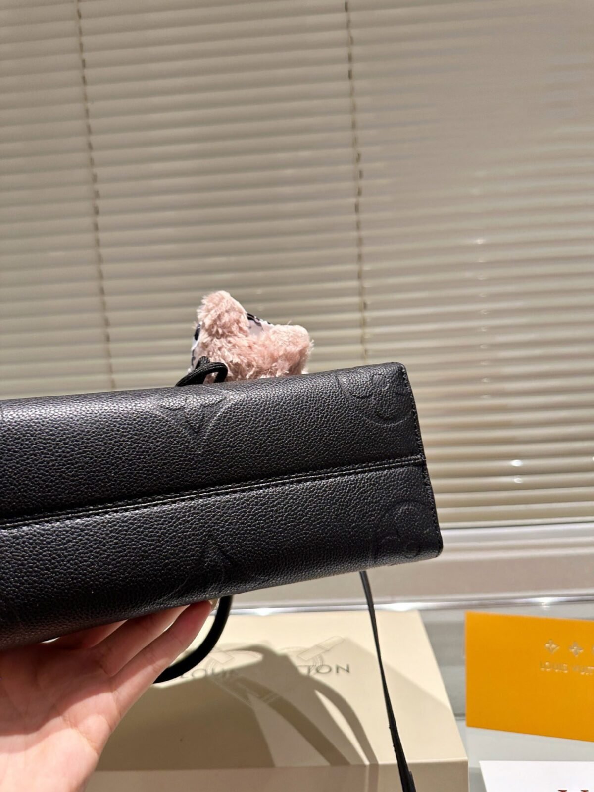 ⁦حقيبة Louis Vuitton Onthego الأنيقة⁩ - الصورة ⁦6⁩