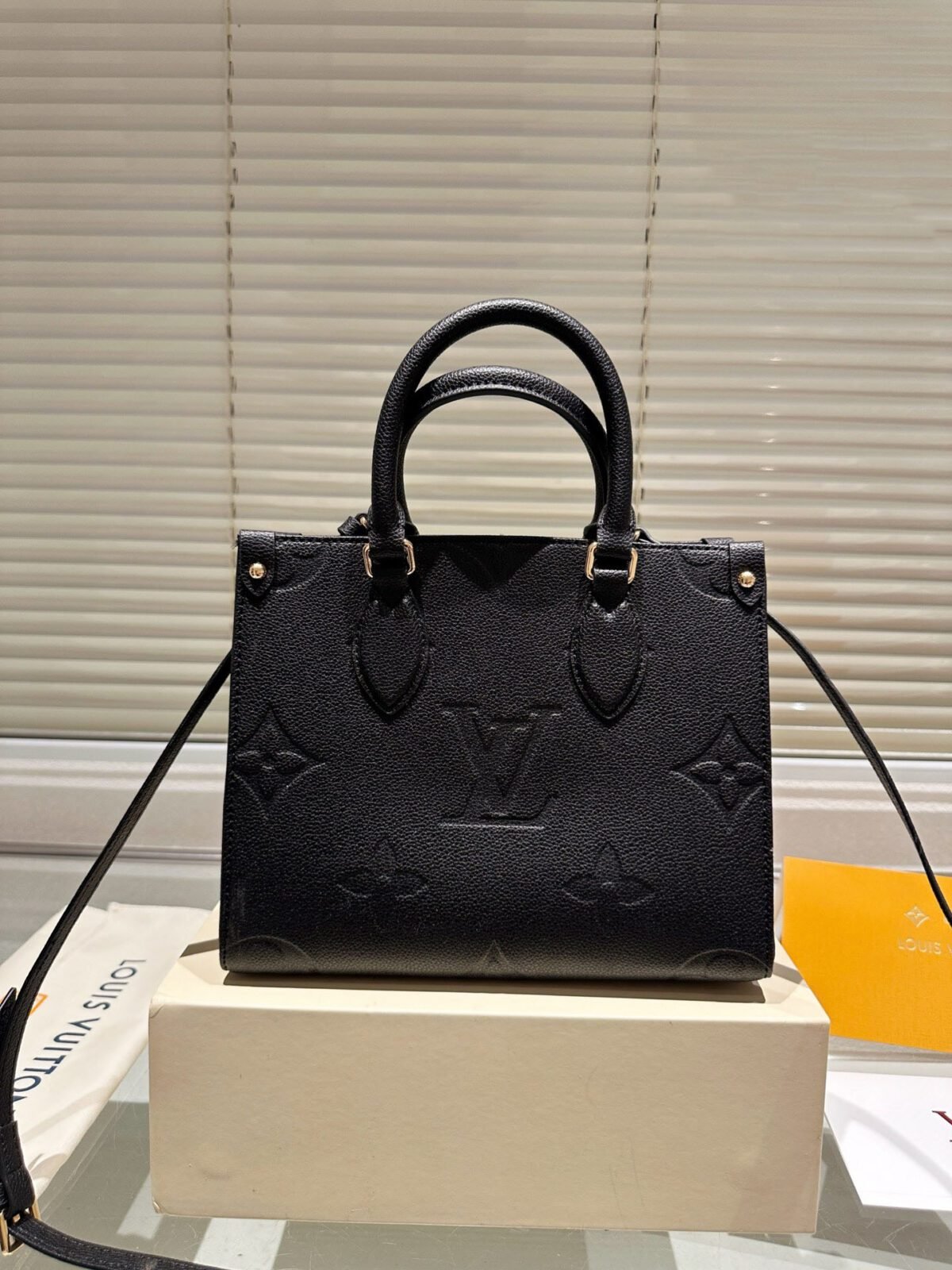 ⁦حقيبة Louis Vuitton Onthego الأنيقة⁩ - الصورة ⁦7⁩