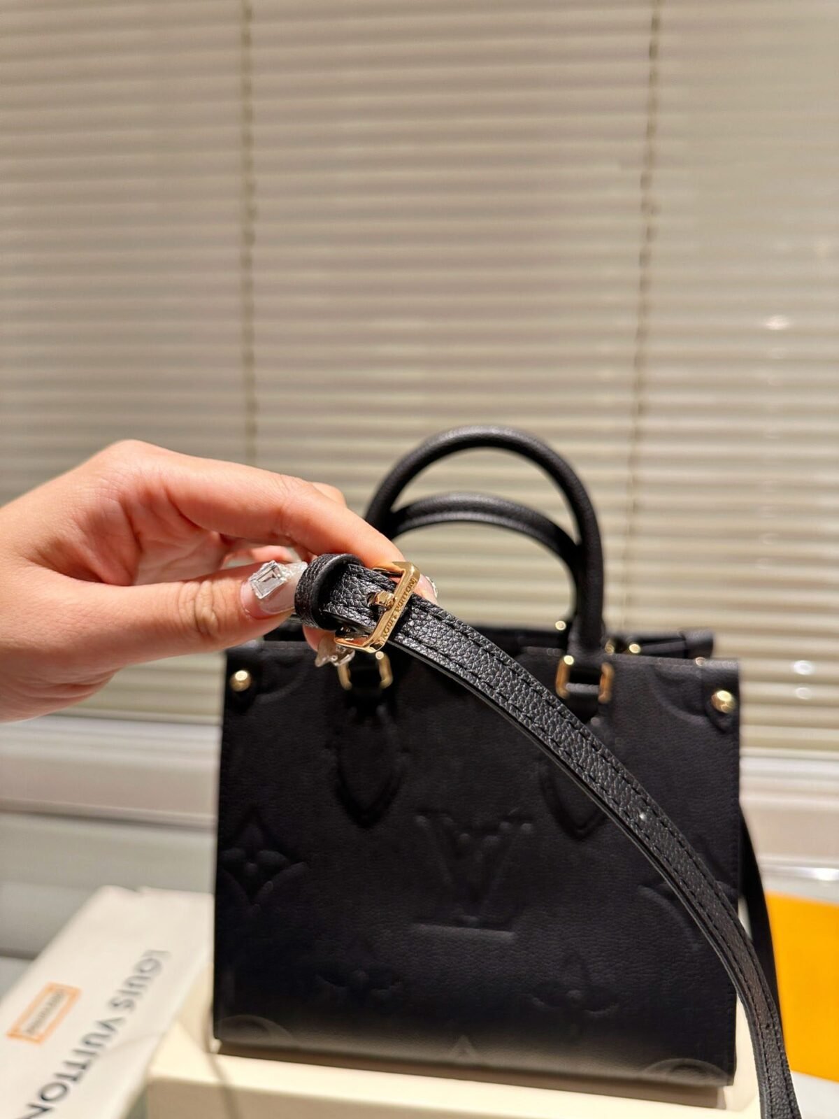 ⁦حقيبة Louis Vuitton Onthego الأنيقة⁩ - الصورة ⁦8⁩