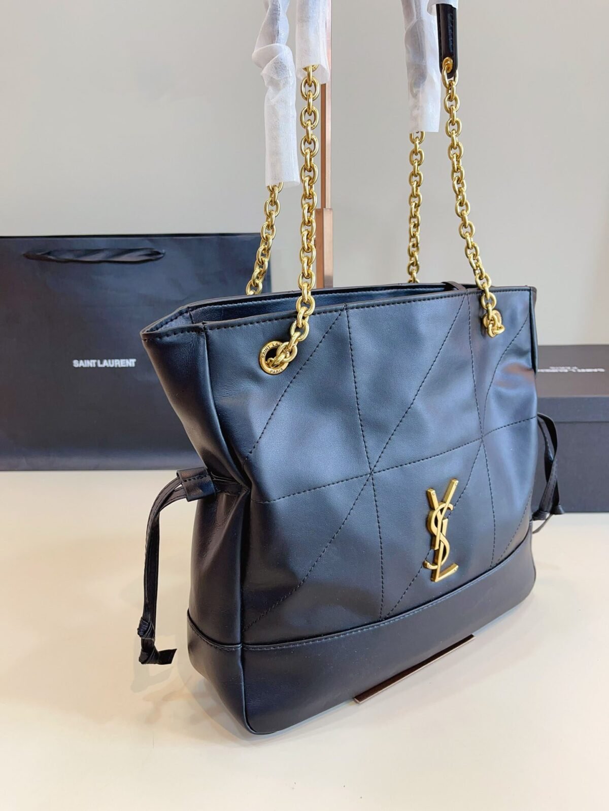 ⁦حقيبة الجلد الأسود الفاخر من Saint Laurent⁩ - الصورة ⁦2⁩