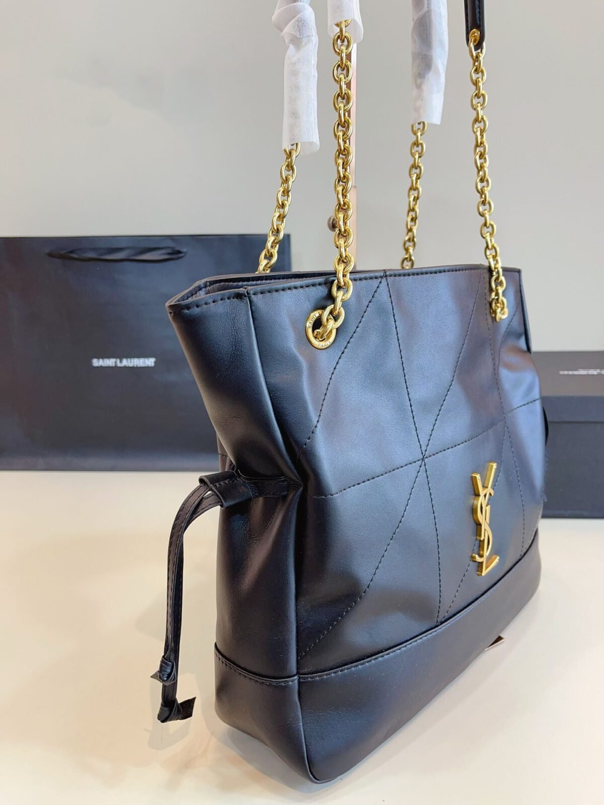 ⁦حقيبة الجلد الأسود الفاخر من Saint Laurent⁩ - الصورة ⁦3⁩