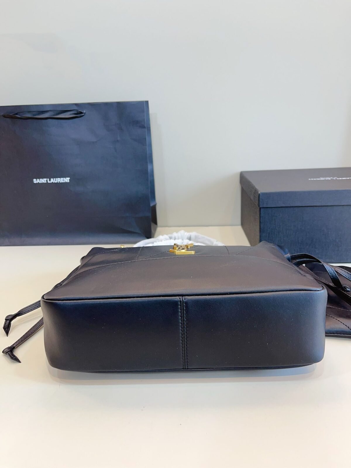 ⁦حقيبة الجلد الأسود الفاخر من Saint Laurent⁩ - الصورة ⁦8⁩