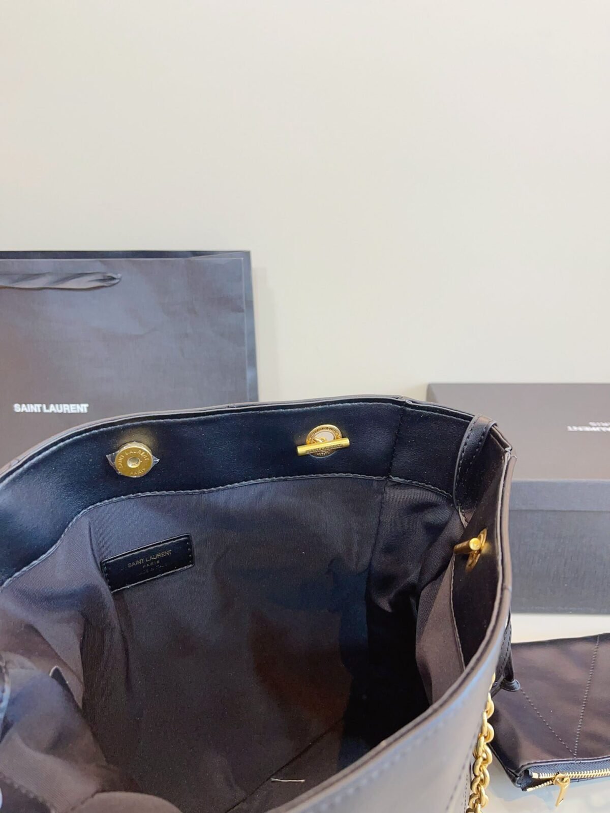 ⁦حقيبة الجلد الأسود الفاخر من Saint Laurent⁩ - الصورة ⁦9⁩