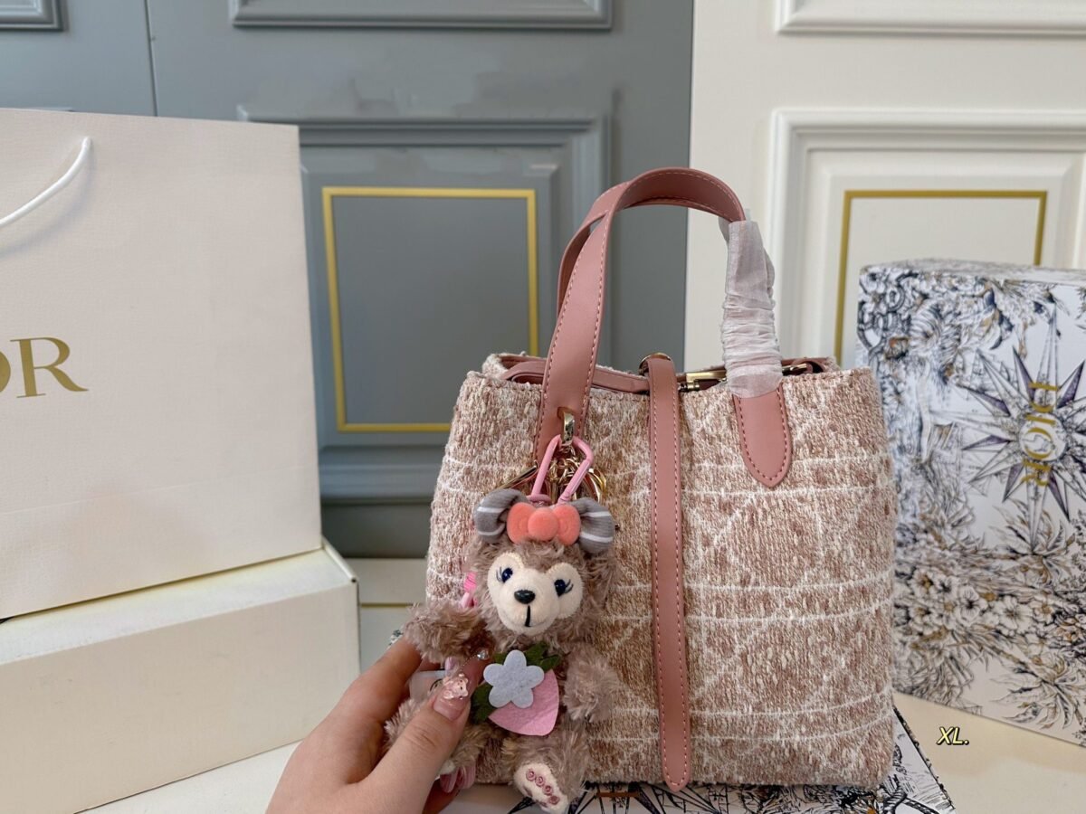 ⁦حقيبة تسوق عمودية جديدة من ديور توجور⁩ - الصورة ⁦2⁩