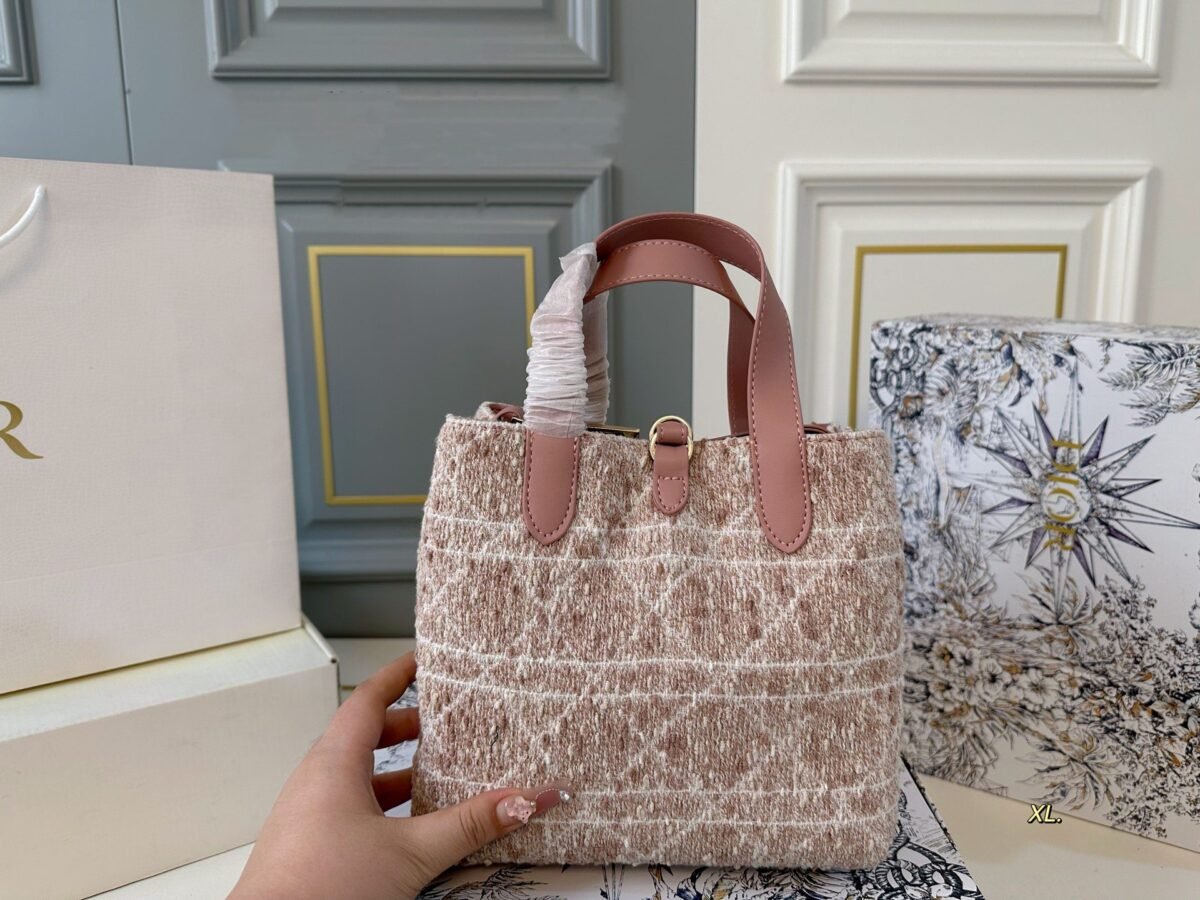 ⁦حقيبة تسوق عمودية جديدة من ديور توجور⁩ - الصورة ⁦4⁩