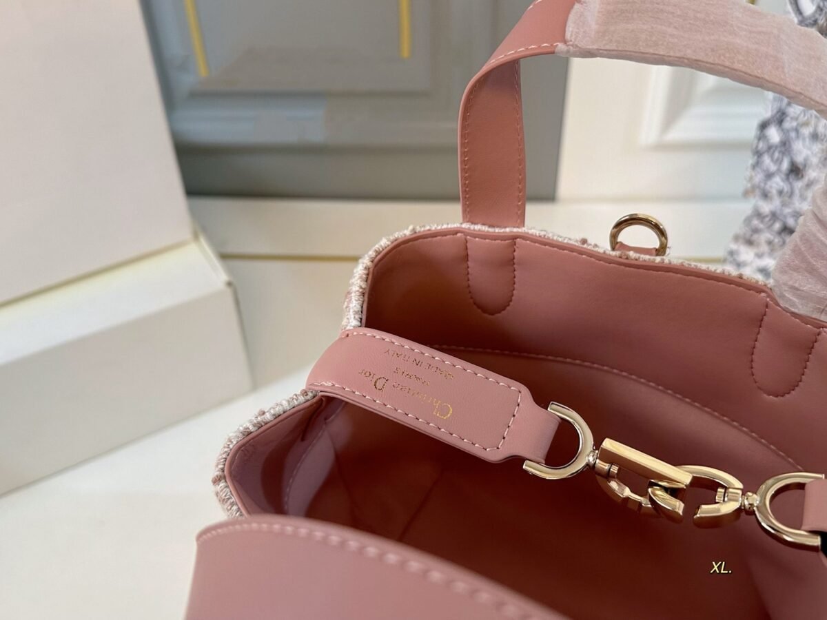 ⁦حقيبة تسوق عمودية جديدة من ديور توجور⁩ - الصورة ⁦9⁩