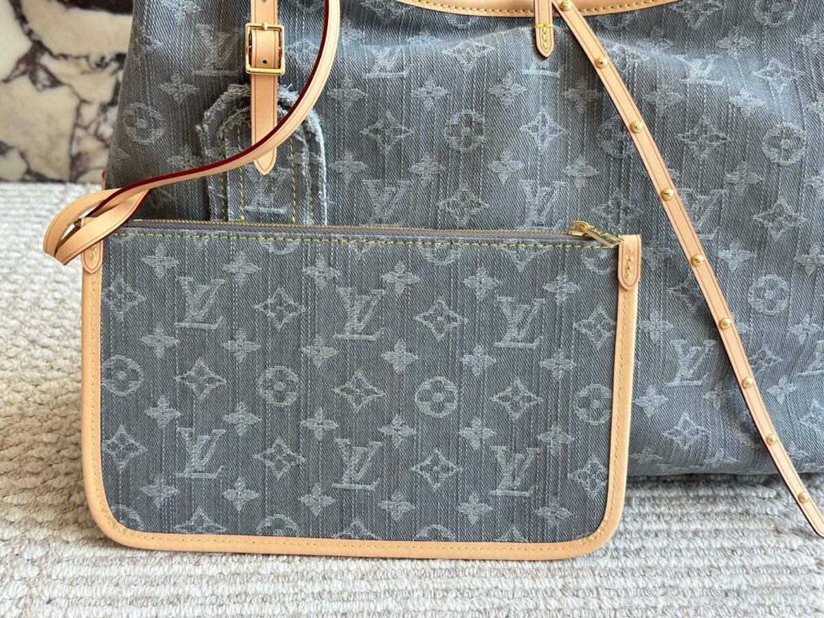 ⁦حقيبة لويس فيتون من قماش الدنيم⁩ - الصورة ⁦2⁩