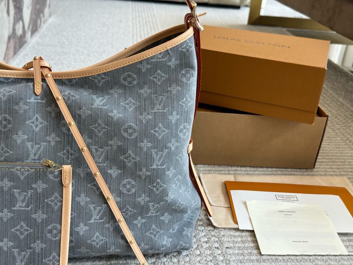 ⁦حقيبة لويس فيتون من قماش الدنيم⁩ - الصورة ⁦3⁩