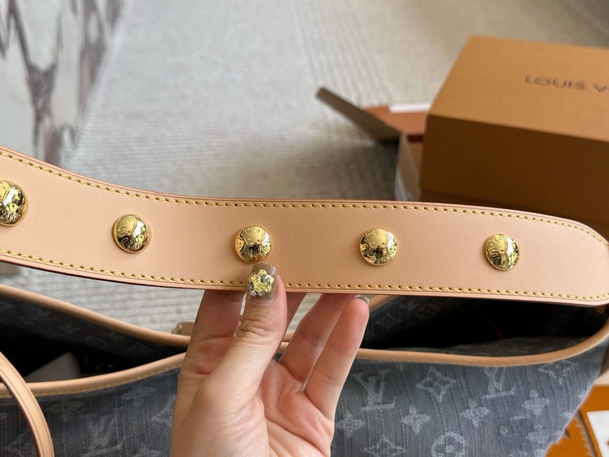 ⁦حقيبة لويس فيتون من قماش الدنيم⁩ - الصورة ⁦4⁩