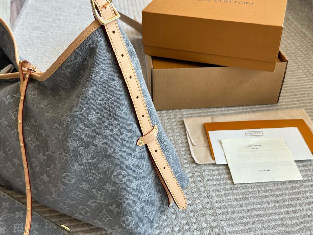 ⁦حقيبة لويس فيتون من قماش الدنيم⁩ - الصورة ⁦5⁩