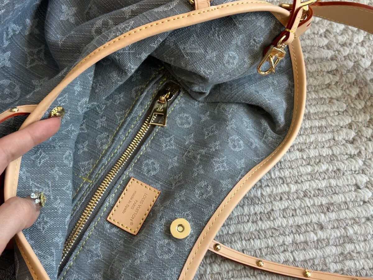 ⁦حقيبة لويس فيتون من قماش الدنيم⁩ - الصورة ⁦8⁩
