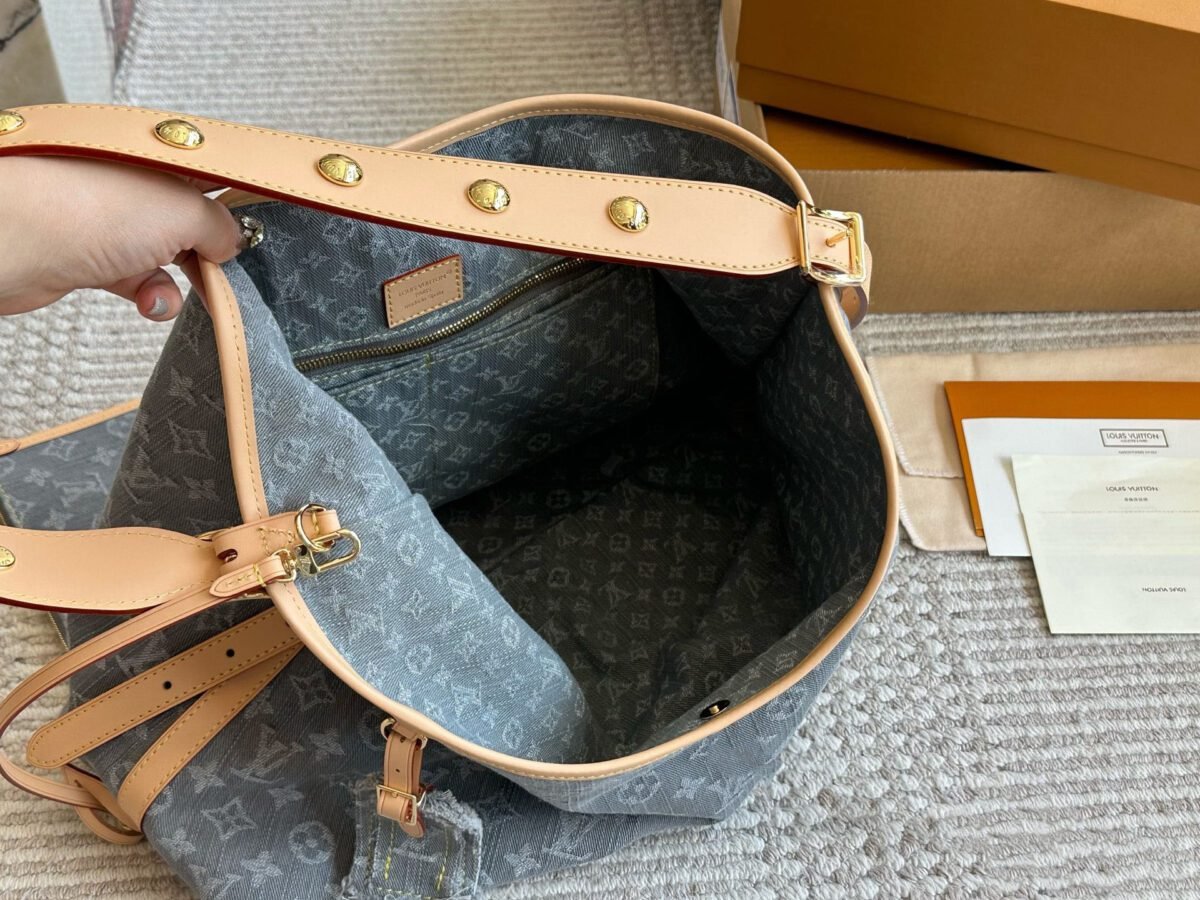 ⁦حقيبة لويس فيتون من قماش الدنيم⁩ - الصورة ⁦9⁩