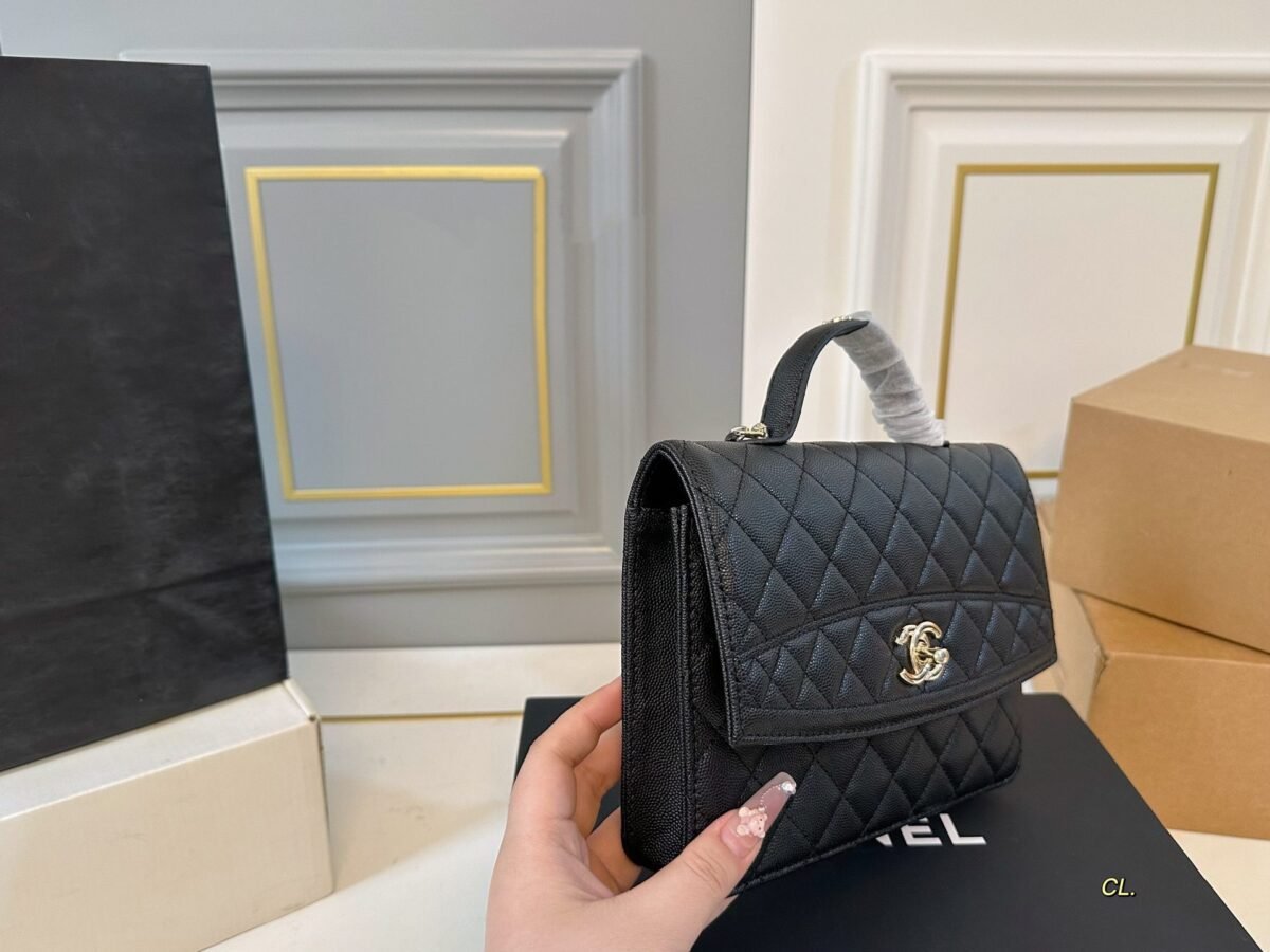 ⁦حقيبة كتف شانيل الجديدة بسلسلة⁩ - الصورة ⁦2⁩