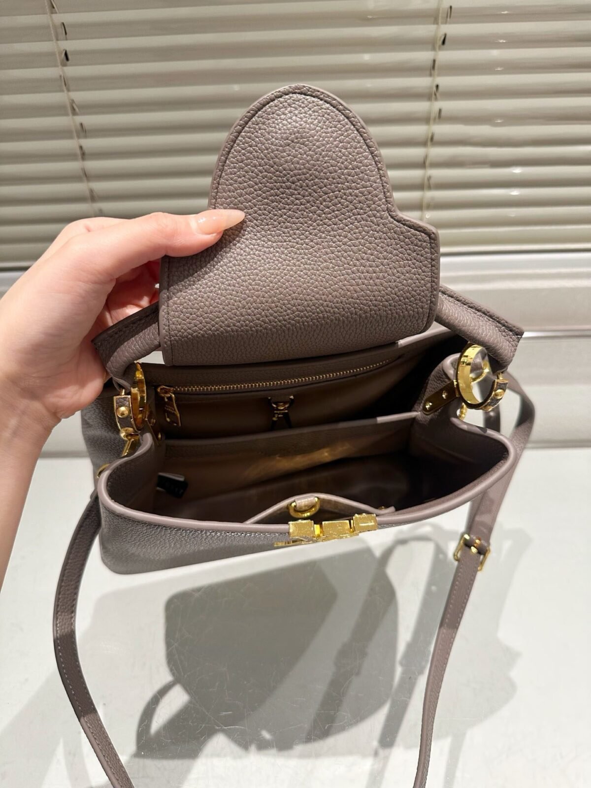 ⁦حقيبة Capucines Louis Vuitton⁩ - الصورة ⁦9⁩