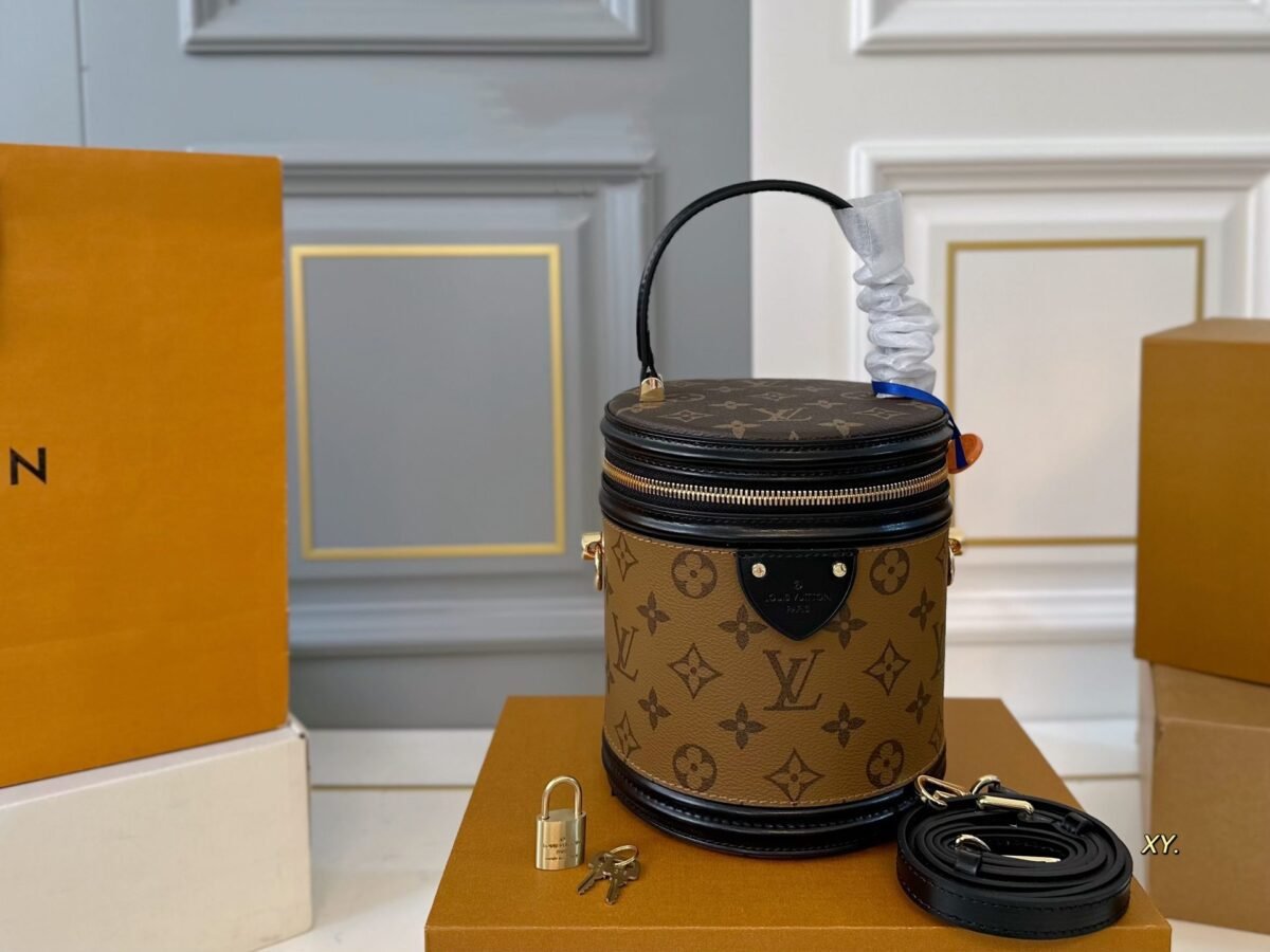 ⁦حقيبة لويس فويتون LV بتصميم دائري متناسق الألوان، بتصميم فورتشن باريل.⁩ - الصورة ⁦1⁩