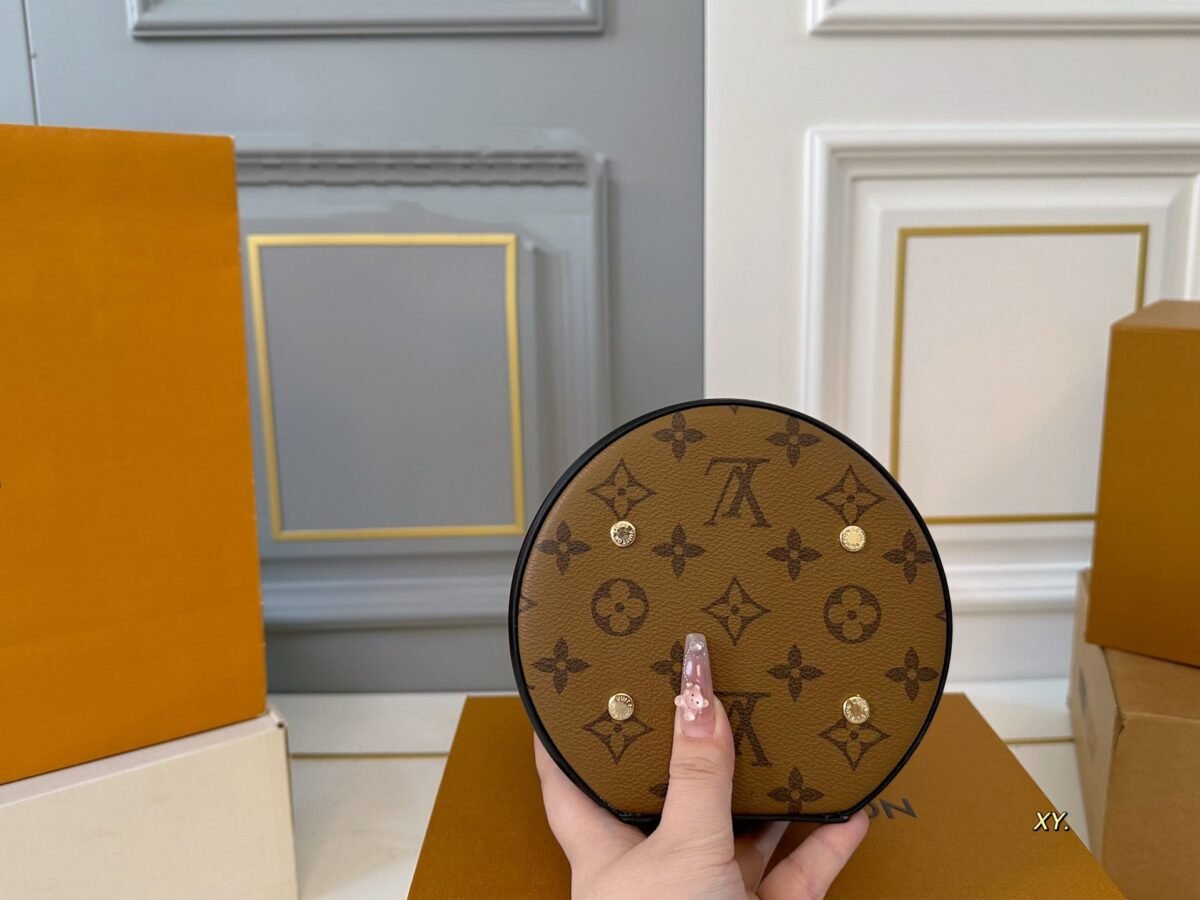 ⁦حقيبة لويس فويتون LV بتصميم دائري متناسق الألوان، بتصميم فورتشن باريل.⁩ - الصورة ⁦3⁩