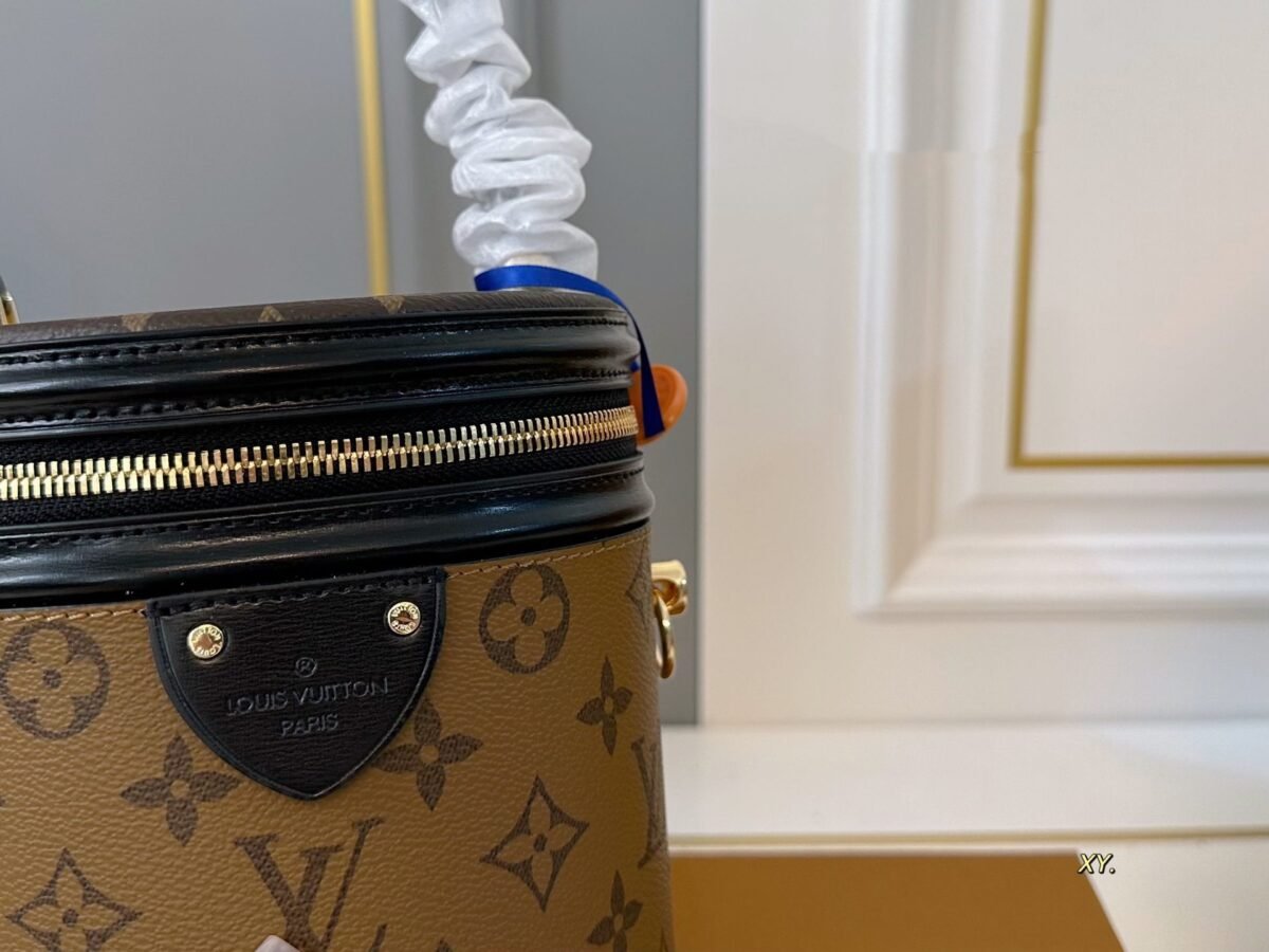 ⁦حقيبة لويس فويتون LV بتصميم دائري متناسق الألوان، بتصميم فورتشن باريل.⁩ - الصورة ⁦6⁩