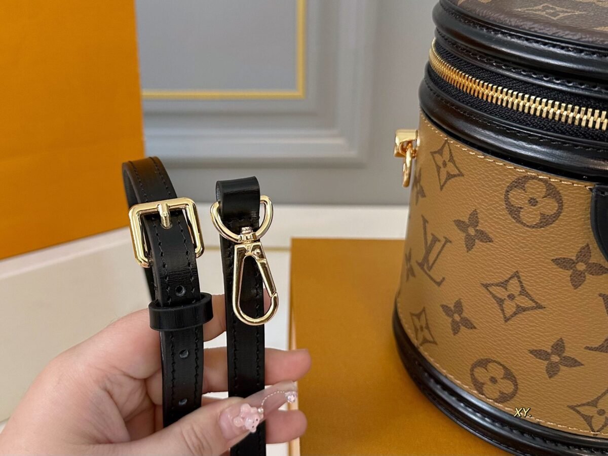 ⁦حقيبة لويس فويتون LV بتصميم دائري متناسق الألوان، بتصميم فورتشن باريل.⁩ - الصورة ⁦8⁩