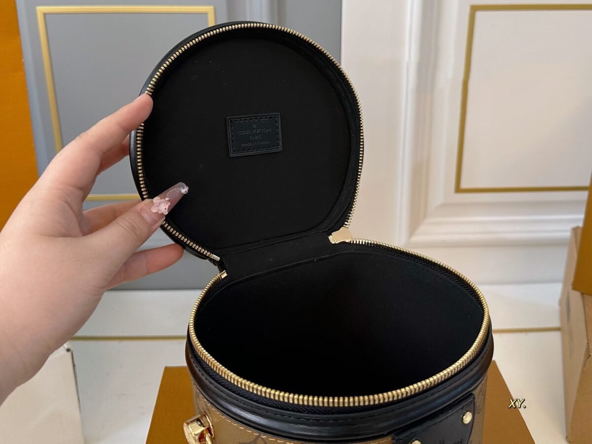 ⁦حقيبة لويس فويتون LV بتصميم دائري متناسق الألوان، بتصميم فورتشن باريل.⁩ - الصورة ⁦4⁩