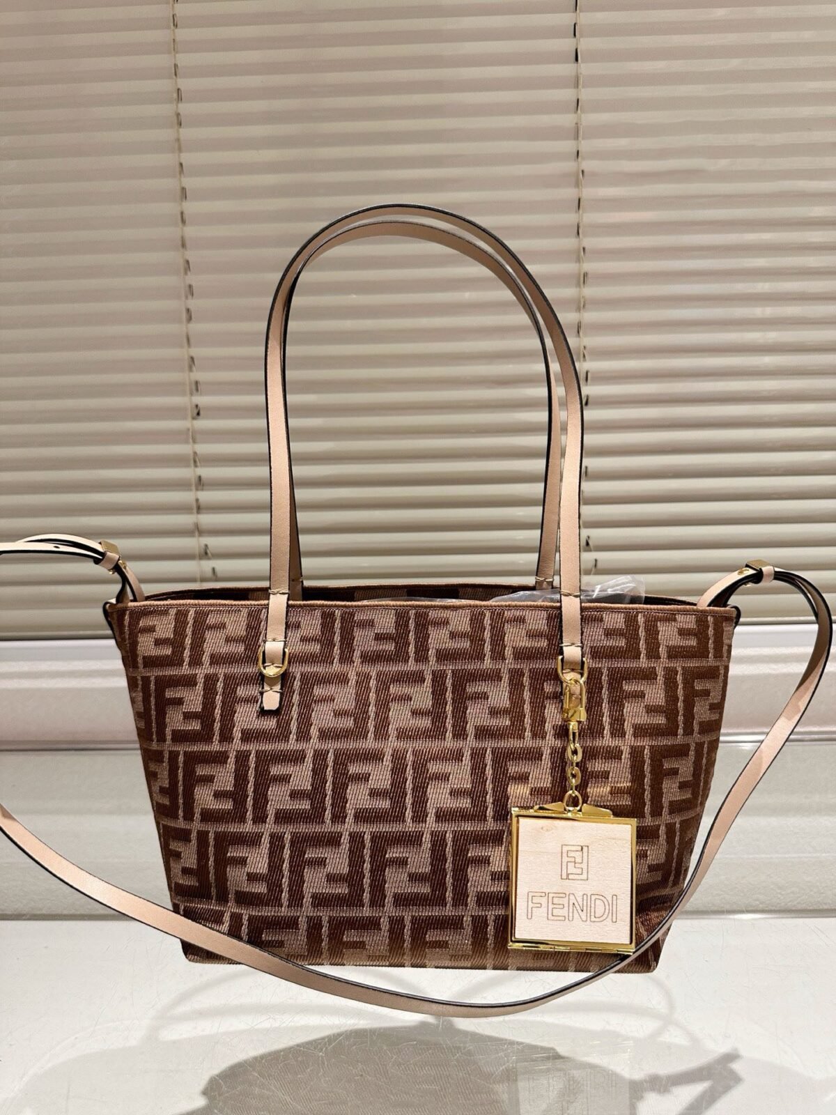 ⁦حقيبة من فندي Fendi⁩ - الصورة ⁦1⁩