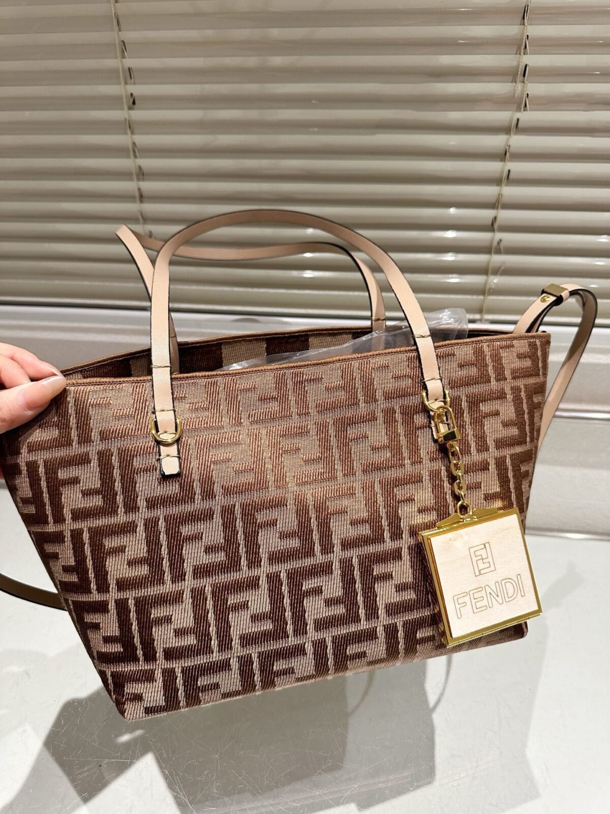 ⁦حقيبة من فندي Fendi⁩ - الصورة ⁦2⁩