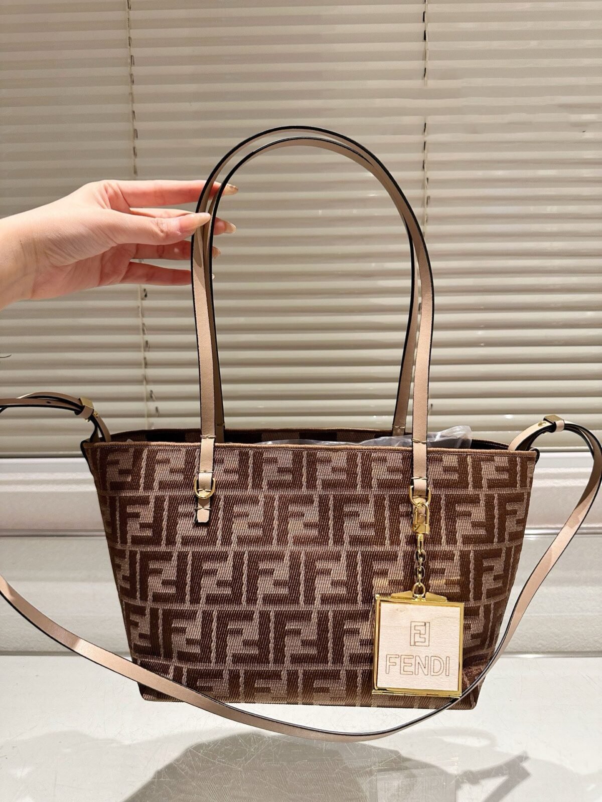 ⁦حقيبة من فندي Fendi⁩ - الصورة ⁦4⁩