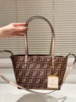 ⁦حقيبة من فندي Fendi⁩ - الصورة ⁦4⁩