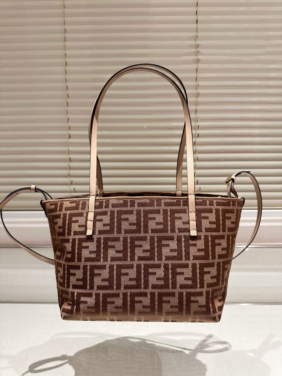 ⁦حقيبة من فندي Fendi⁩ - الصورة ⁦5⁩