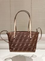 ⁦حقيبة من فندي Fendi⁩ - الصورة ⁦5⁩