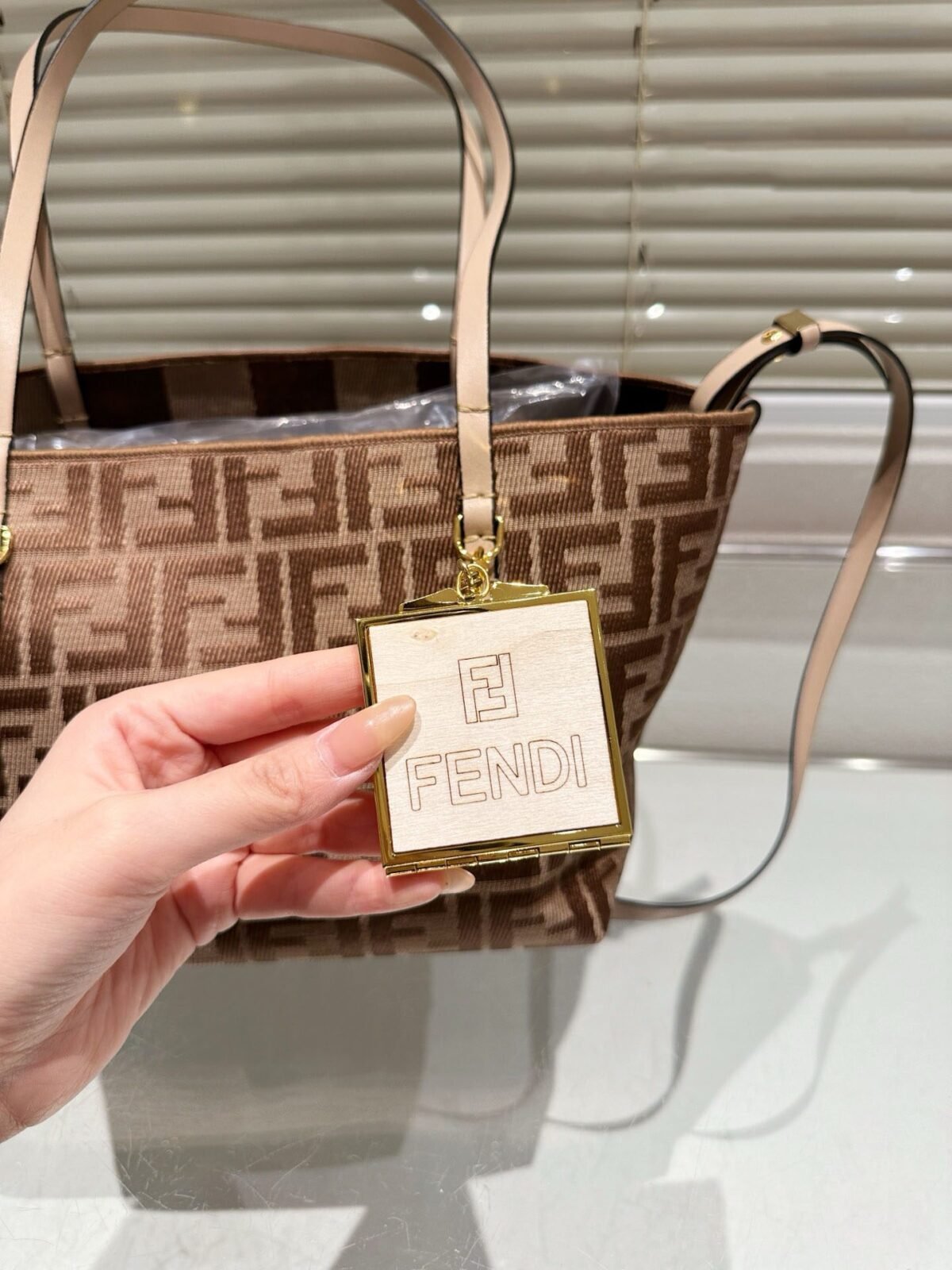 ⁦حقيبة من فندي Fendi⁩ - الصورة ⁦6⁩