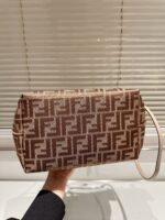 ⁦حقيبة من فندي Fendi⁩ - الصورة ⁦8⁩