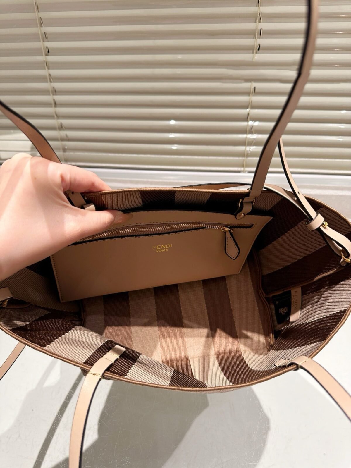 ⁦حقيبة من فندي Fendi⁩ - الصورة ⁦9⁩