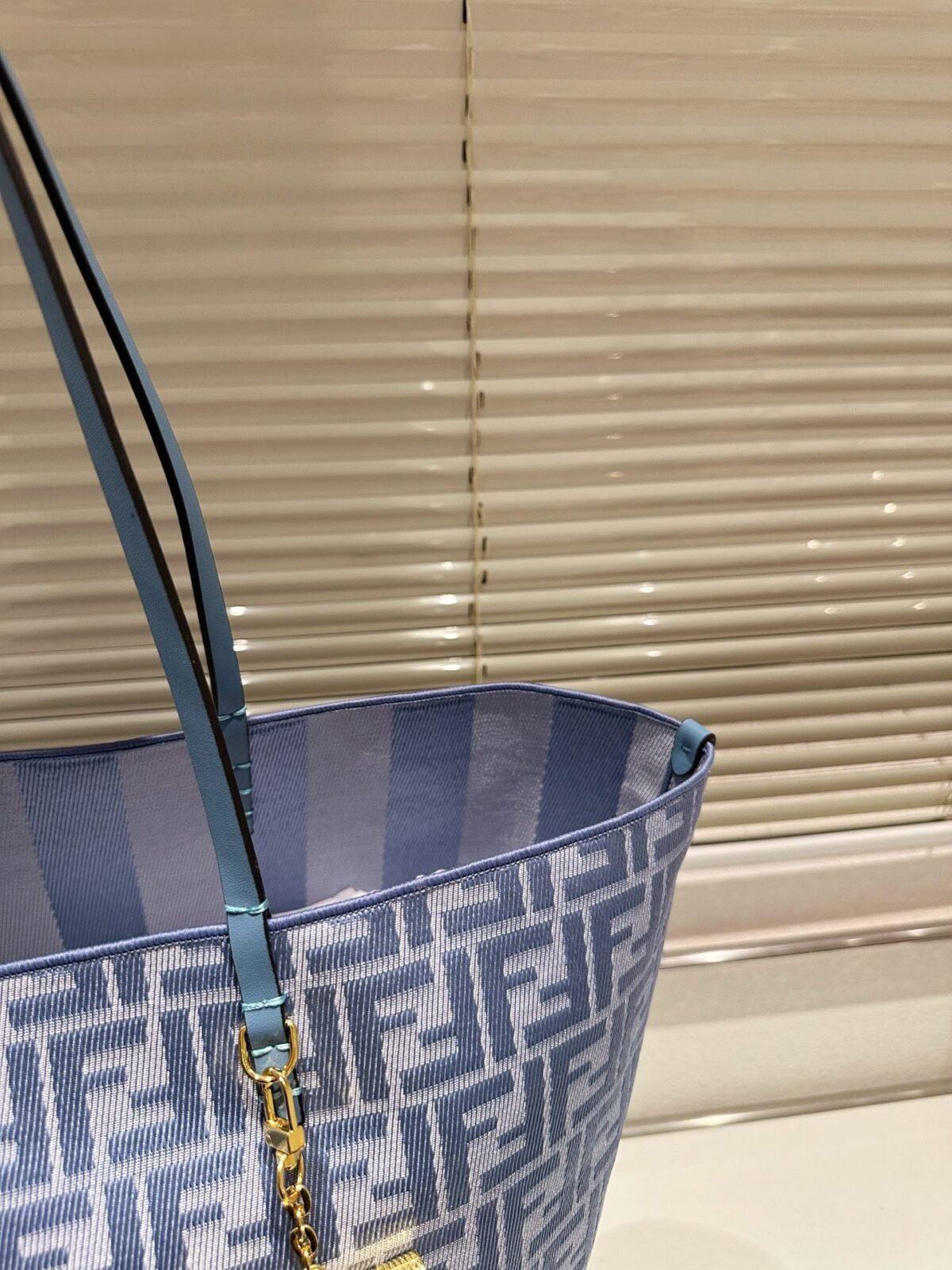 ⁦حقيبة من فندي Fendi⁩ - الصورة ⁦3⁩