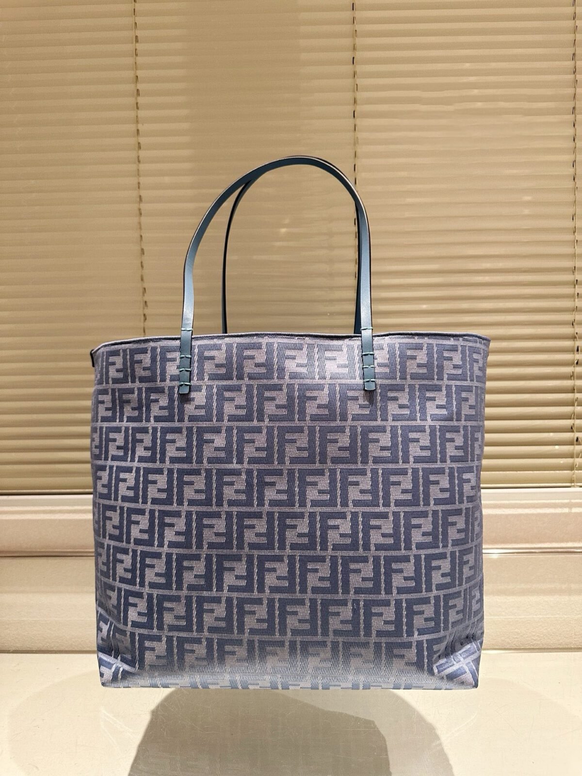 ⁦حقيبة من فندي Fendi⁩ - الصورة ⁦4⁩