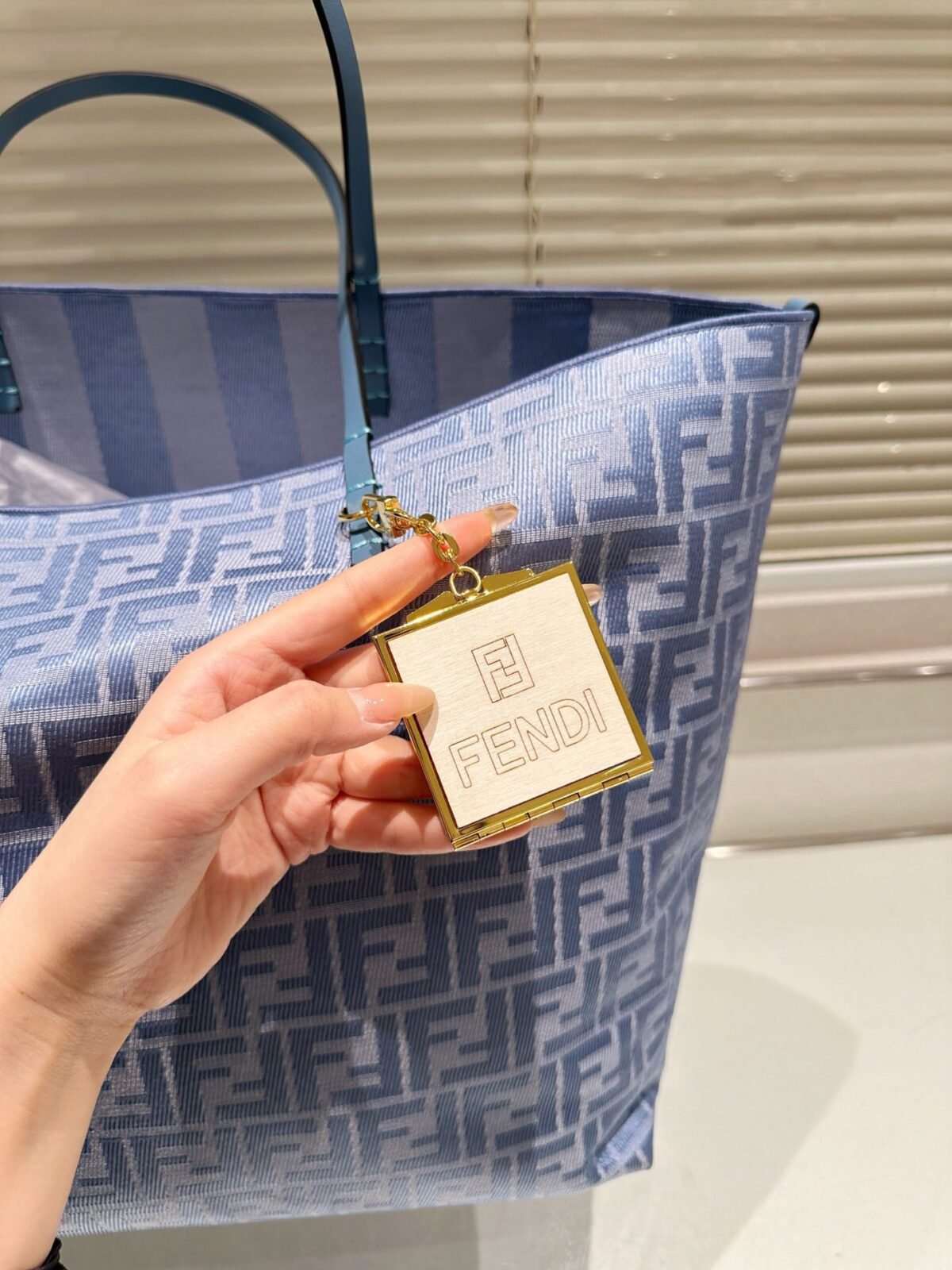 ⁦حقيبة من فندي Fendi⁩ - الصورة ⁦7⁩