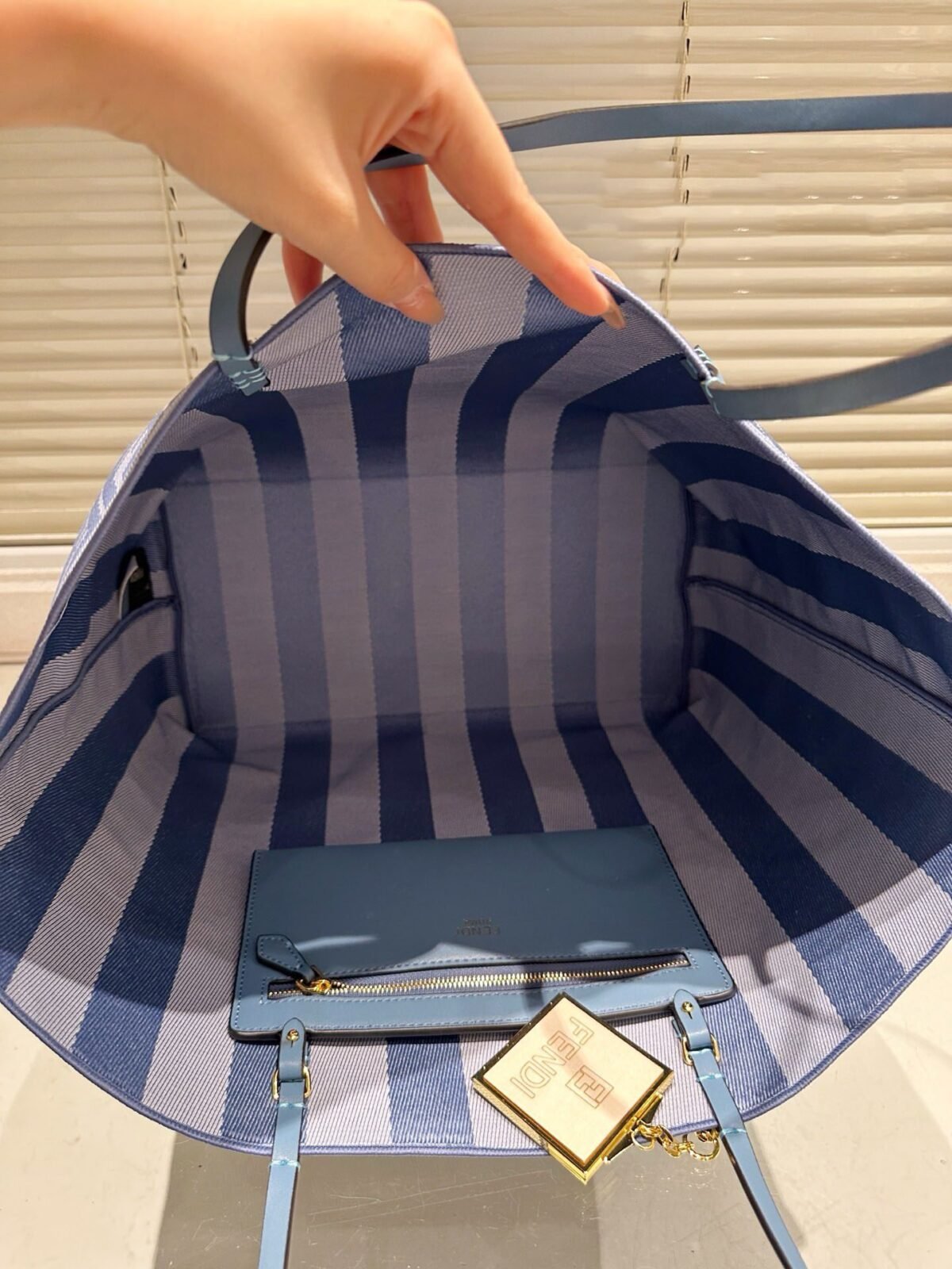 ⁦حقيبة من فندي Fendi⁩ - الصورة ⁦9⁩