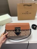 ⁦حقيبة كوتش الجديدة بتصميم باغيت⁩ - الصورة ⁦2⁩