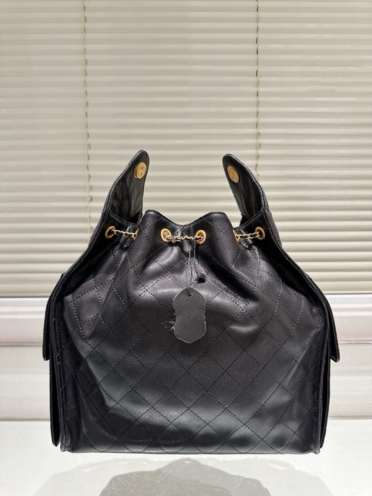 ⁦حقيبة دلو شانيل هوبو⁩ - الصورة ⁦2⁩