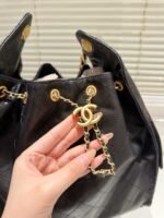 ⁦حقيبة دلو شانيل هوبو⁩ - الصورة ⁦4⁩