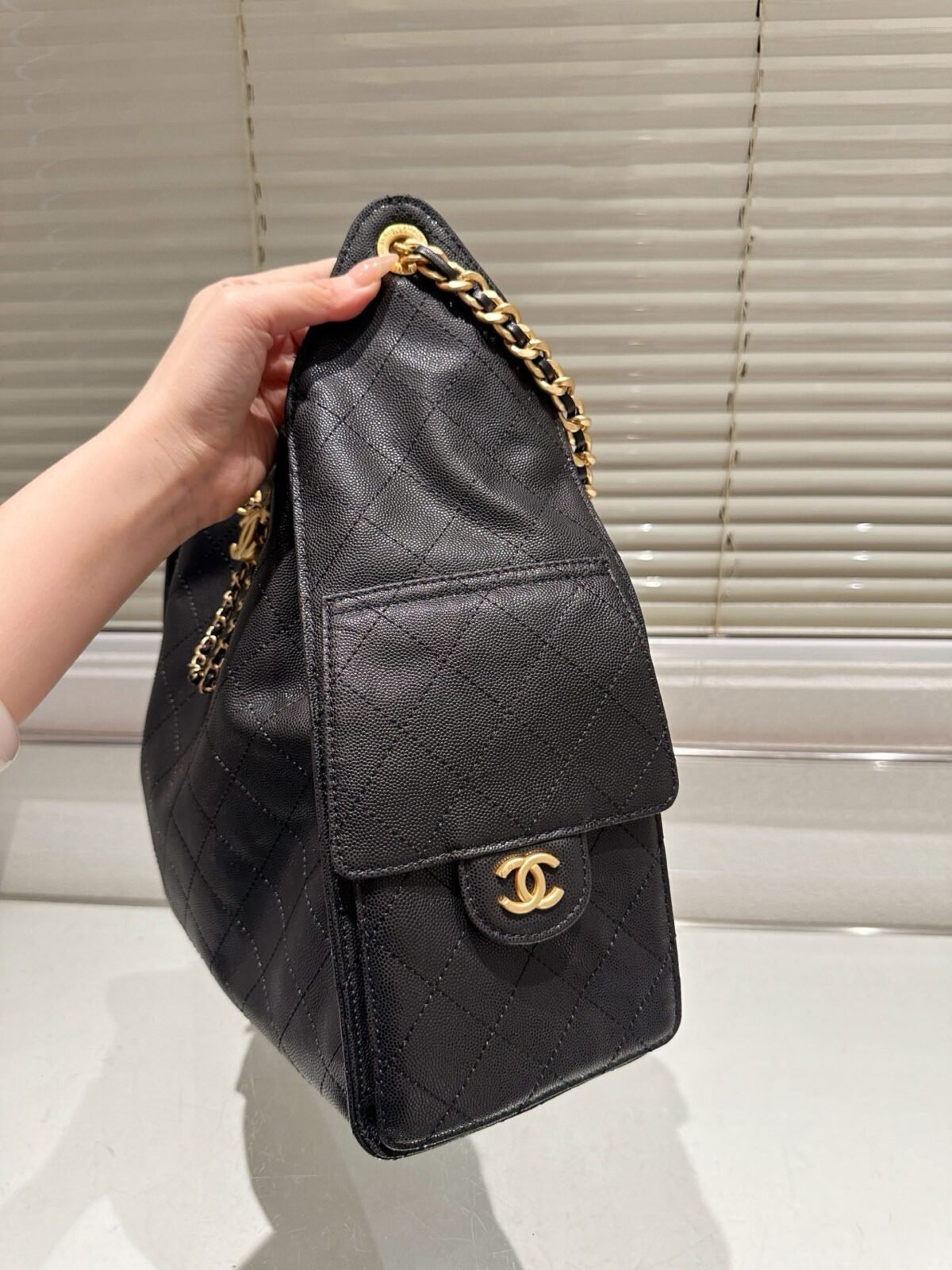 ⁦حقيبة دلو شانيل هوبو⁩ - الصورة ⁦6⁩