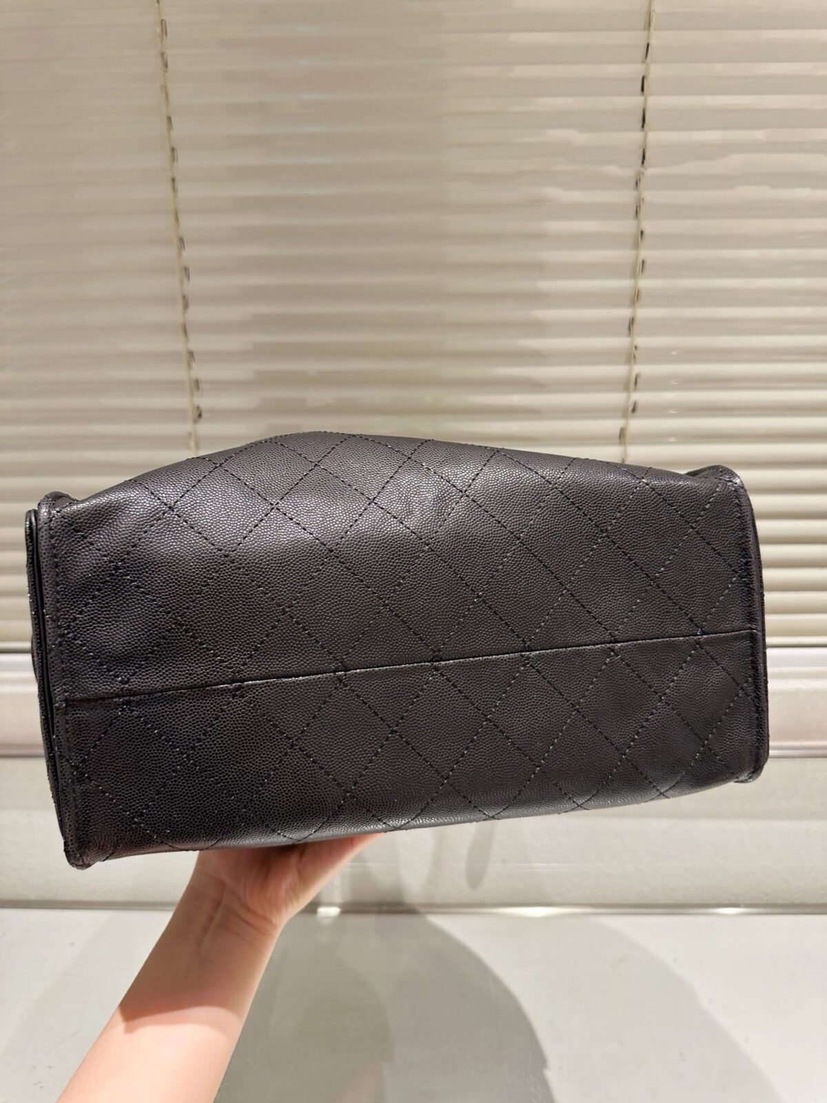 ⁦حقيبة دلو شانيل هوبو⁩ - الصورة ⁦7⁩