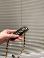 ⁦حقيبة دلو شانيل هوبو⁩ - الصورة ⁦8⁩