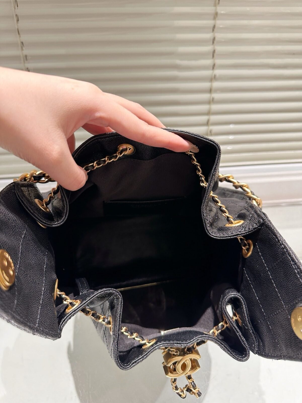 ⁦حقيبة دلو شانيل هوبو⁩ - الصورة ⁦9⁩